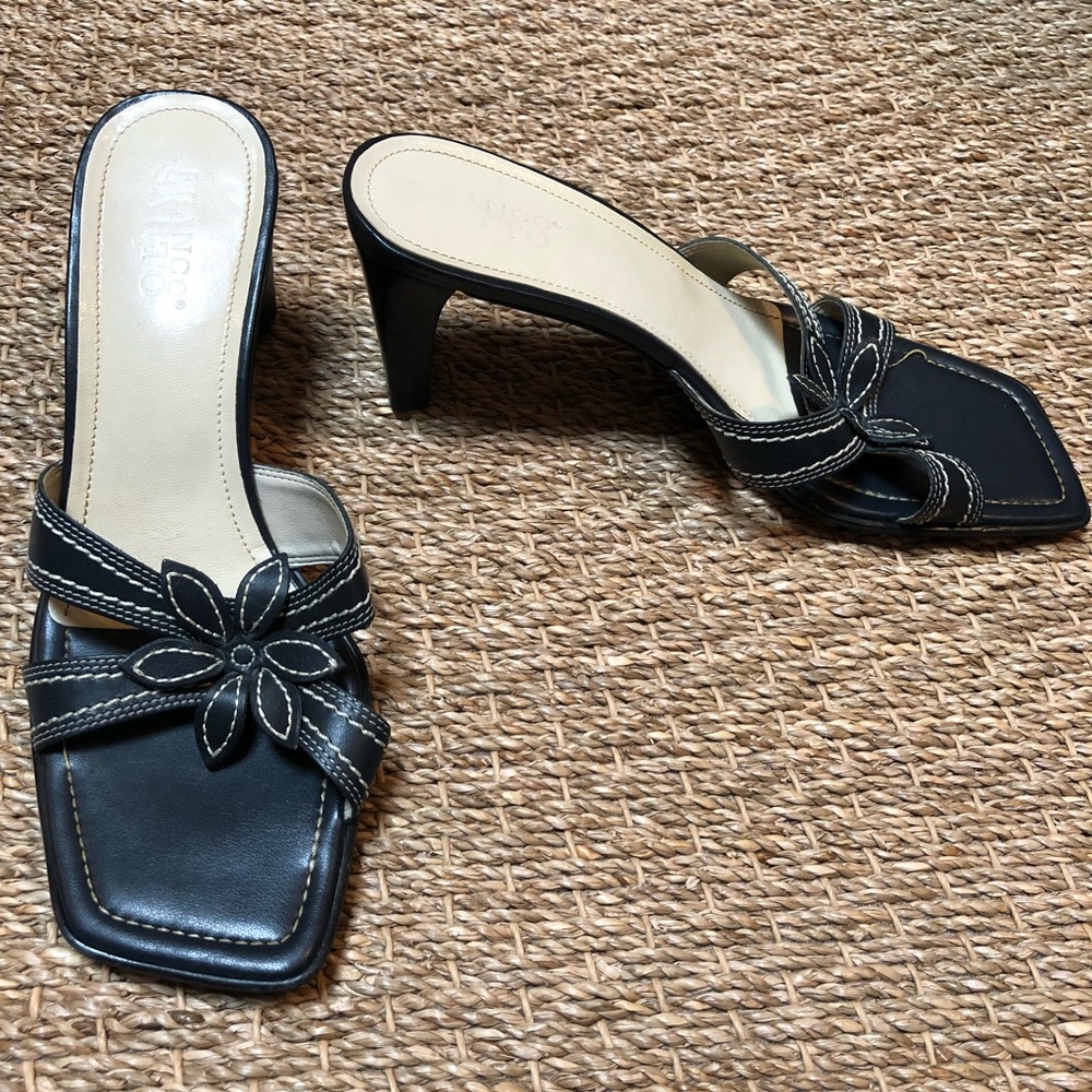 90s Black & tan square toe heels w/ flower detail